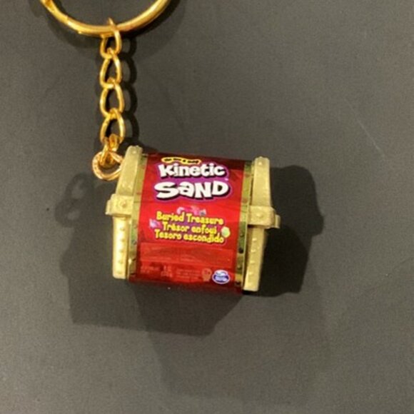 Kinetic Sand Treasure Chest Keychain – Pocket-Sized Discovery - Picture 5 of 9